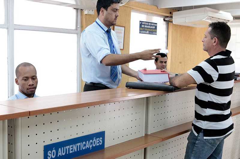 Cai exigência de autenticação de documentos em órgãos públicos